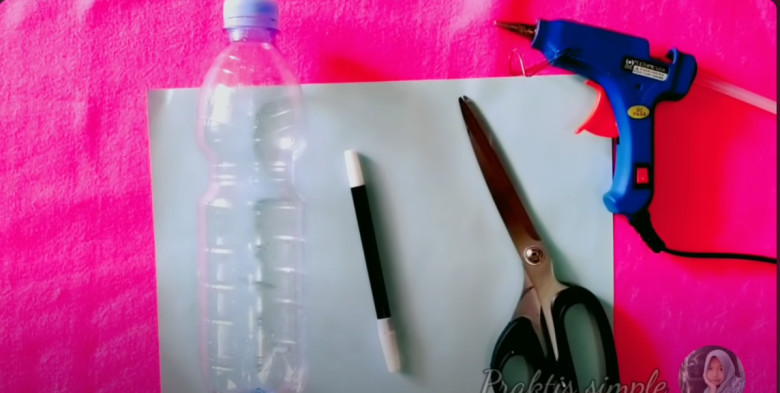 1.	Siapkan botol bekas, gunting, kertas warna, spidol, dan lem bakar.