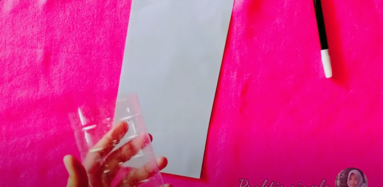 3.	Siapkan kertas warna dan potong kertas sesuai dengan ukuran botol.