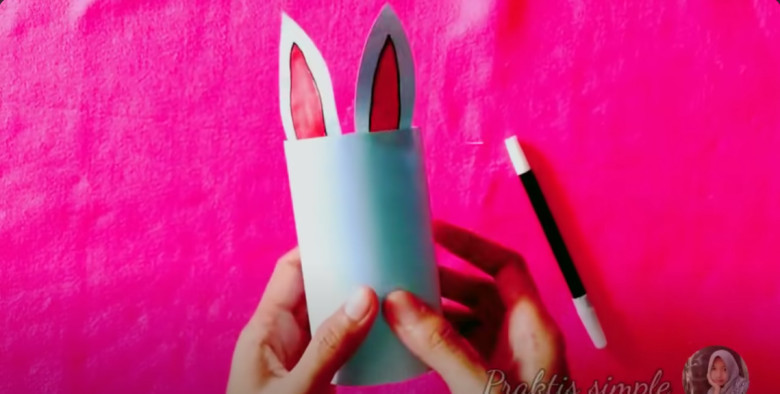 7.	Pasang telinga kucing di botol paling atas