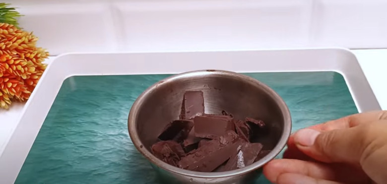 9.	Lelehkan coklat diatas air matang