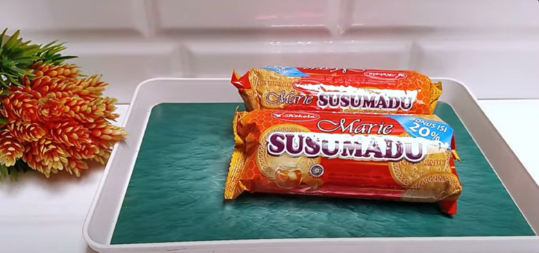 1.	Siapkan 2 bungkus roti marrie