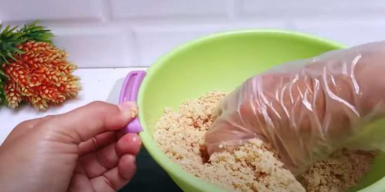 6.	Aduk hingga kalis, jika adonan kurang kalis bisa tambahkan 1 sachet susu kental manis