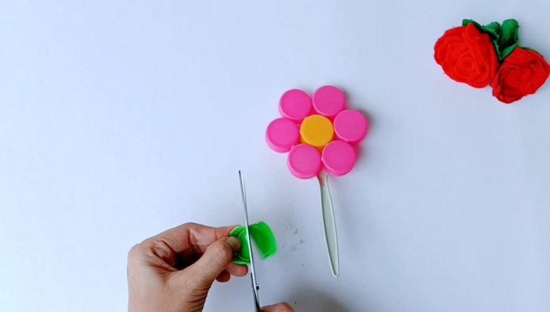 3. Potong bagi dua tutp botol untuk daun