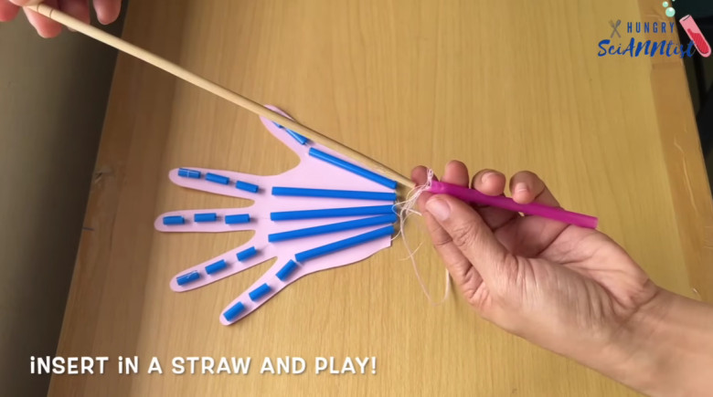 11. Lalu masukan ujung bennag ynag sudah di ikat ke dalam sedotan