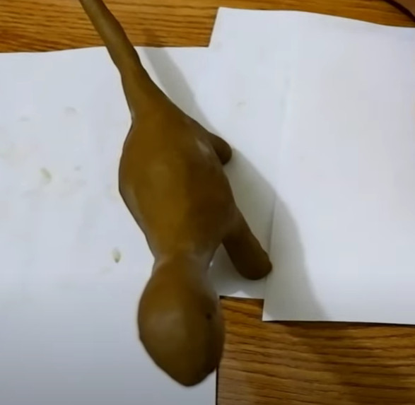 10. Selesai Brontosaurus dari tanah liat sudah jadii.